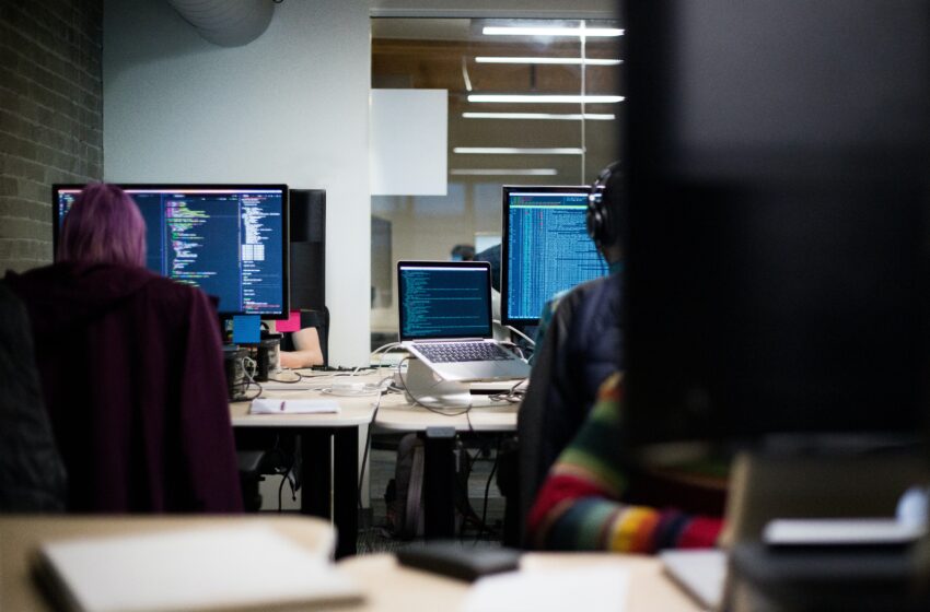  Software House vs. In-House Development: Mana yang Lebih Bagus?